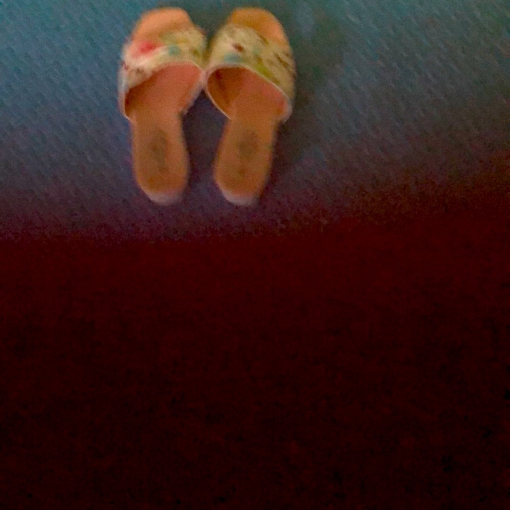 Spring look sandal.  Good condition. Barely worn.